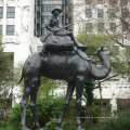 Bronzearab auf Kamel mit Hundeskulptur